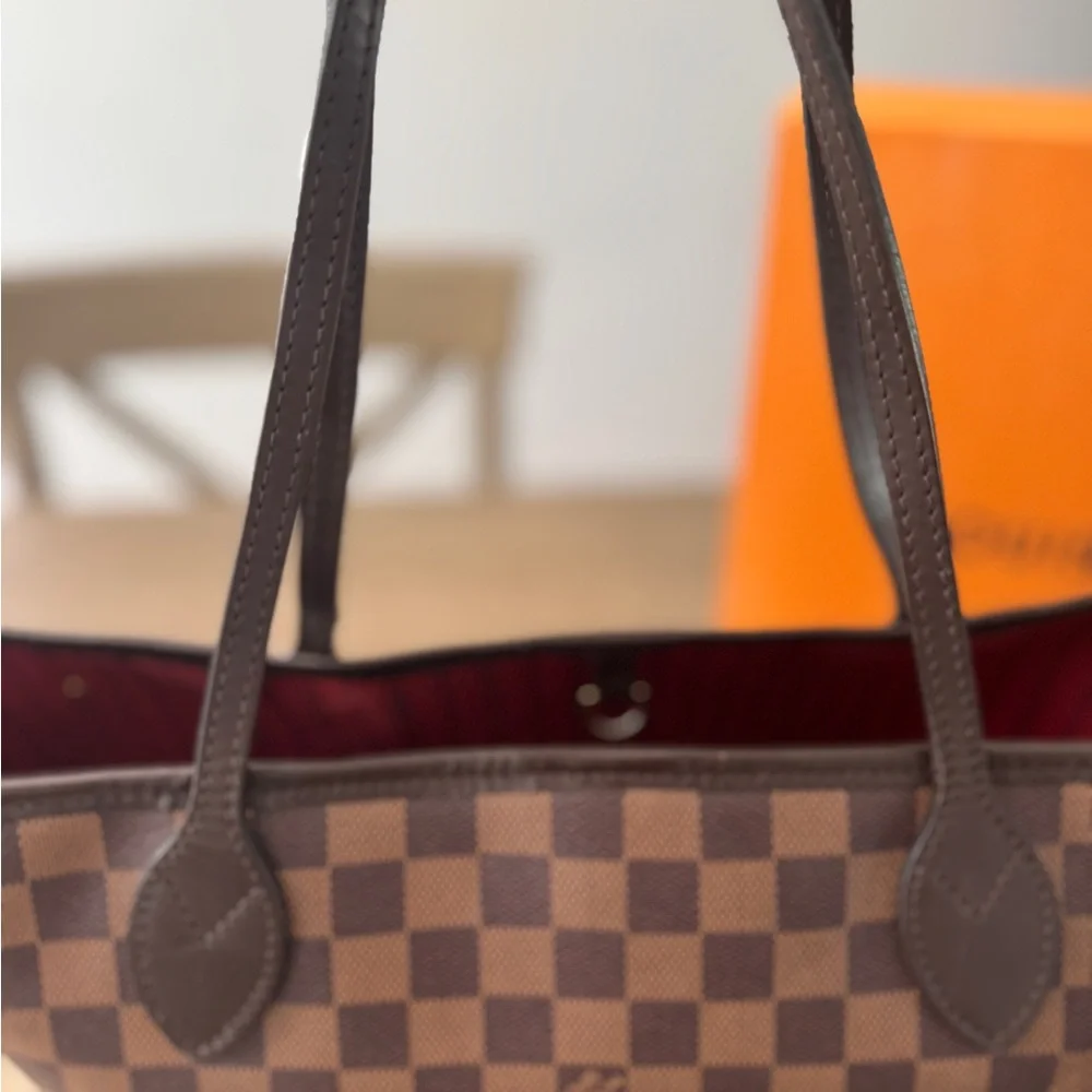 Louis Vuitton Red Striped Interior - Picture 4 of 7